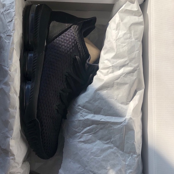 Men’s Nike Lebron 16 low Triple black - Picture 3 of 4